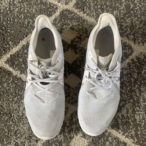 Used white Nike tennis shoes air max size 11